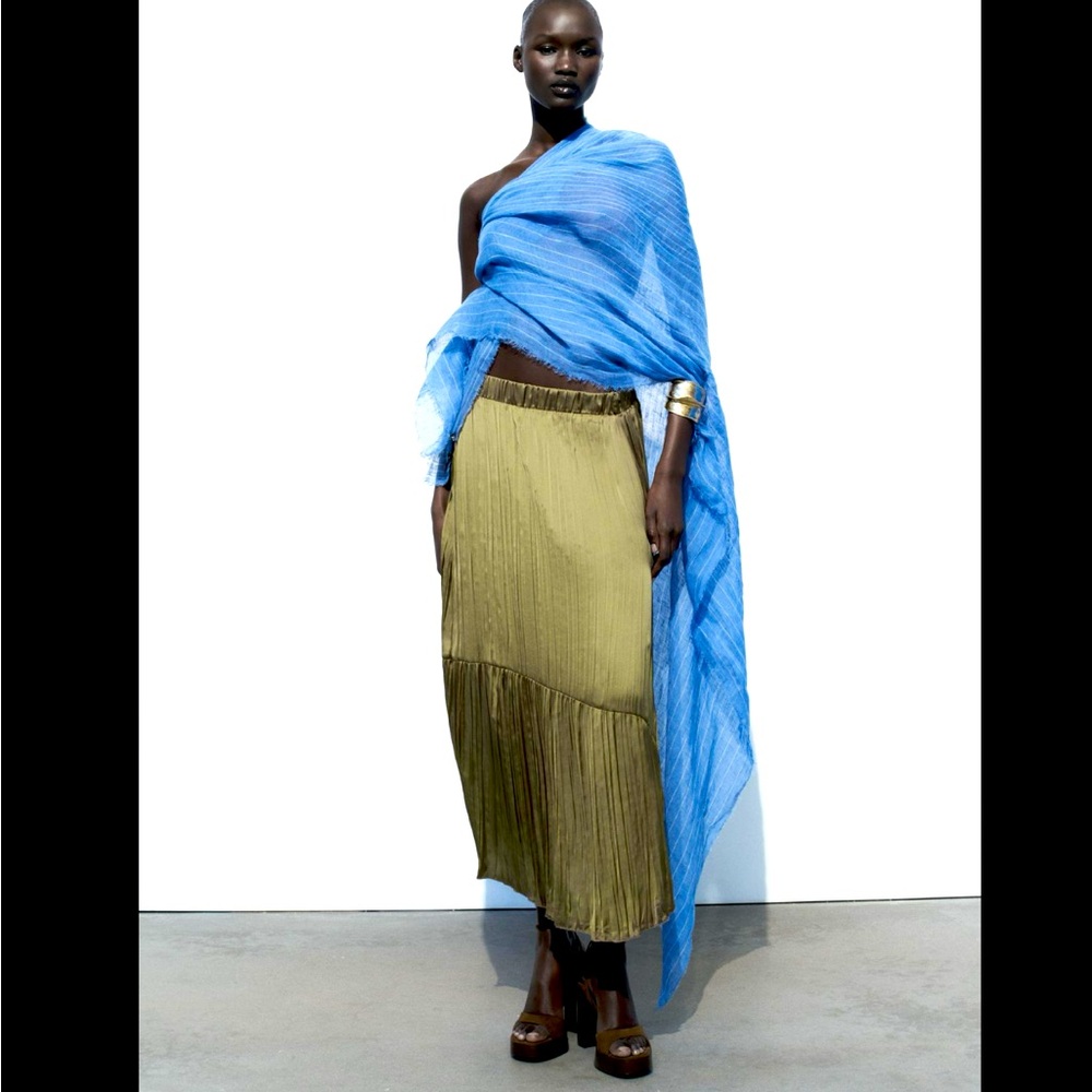 PLEATED SATIN EFFECT SKIRT
